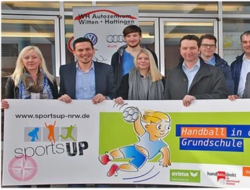 Vertreter der Sponsoren des Sportsup-Projekts (v.l.) Nadine Meschede, Marc Ottomann, Mirko Kleinjohann, Katja Burchert, Markus Isemann, Jens Weinheimer, Andreas Morek, Björn Pinno und Maximilian Kothe-Marxmeier
