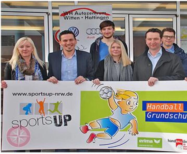 Vertreter der Sponsoren des Sportsup-Projekts (v.l.) Nadine Meschede, Marc Ottomann, Mirko Kleinjohann, Katja Burchert, Markus Isemann, Jens Weinheimer, Andreas Morek, Björn Pinno und Maximilian Kothe-Marxmeier