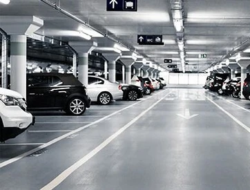 Tiefgarage mit parkenden Autos