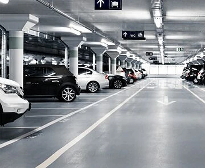 Tiefgarage mit parkenden Autos